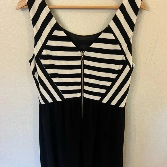 NWT Antonio Melani Nadine Dress Ivory and Black Size 12 Striped Slimming Pattern - Picture 3 of 7